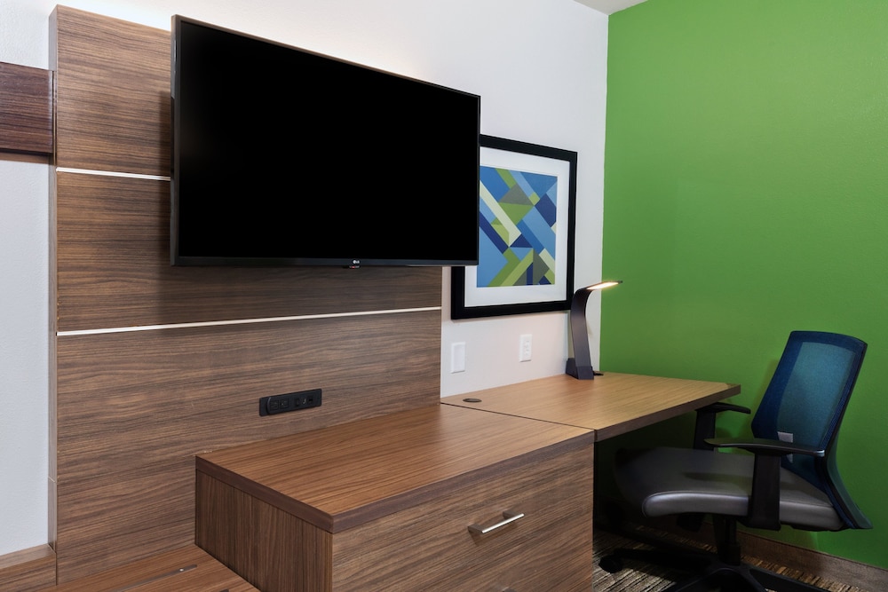 holiday inn express and suites west by ihg