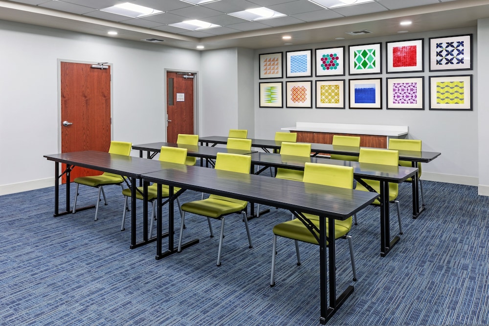 holiday inn express and suites west by ihg