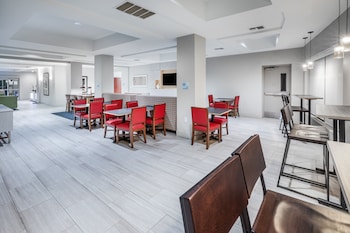 holiday inn express and suites west by ihg