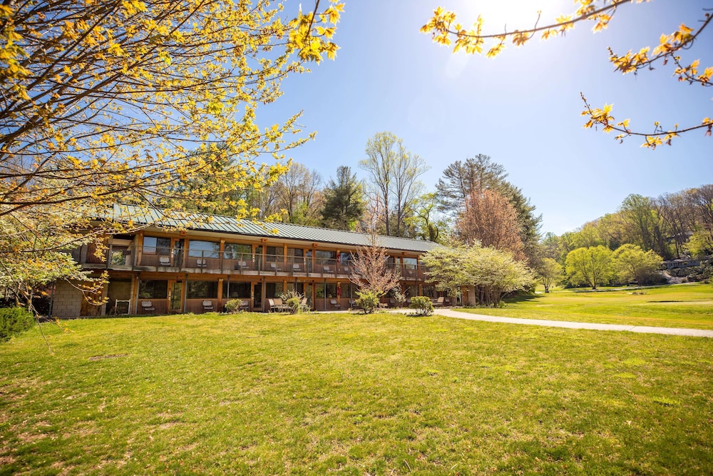 waynesville inn and golf club tapestry collection by hilton