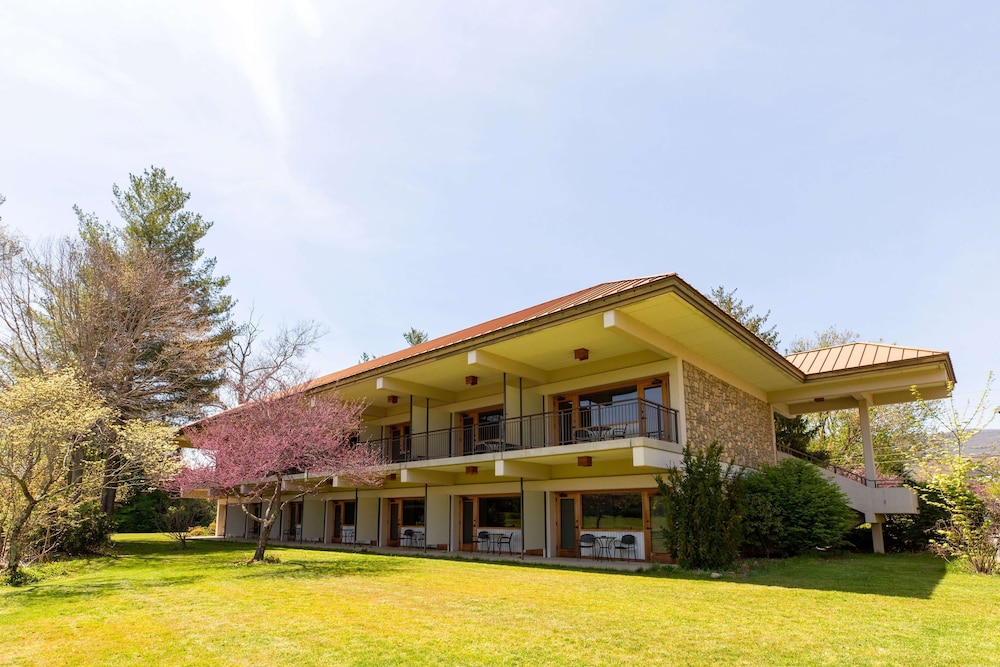 waynesville inn and golf club tapestry collection by hilton