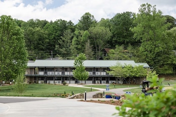 waynesville inn and golf club tapestry collection by hilton