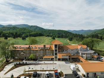 waynesville inn and golf club tapestry collection by hilton
