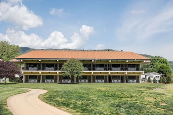 waynesville inn and golf club tapestry collection by hilton
