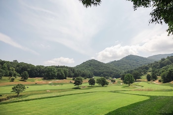 waynesville inn and golf club tapestry collection by hilton