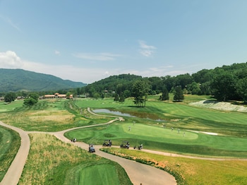 waynesville inn and golf club tapestry collection by hilton
