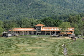 waynesville inn and golf club tapestry collection by hilton
