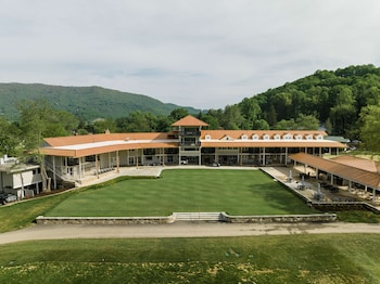 waynesville inn and golf club tapestry collection by hilton