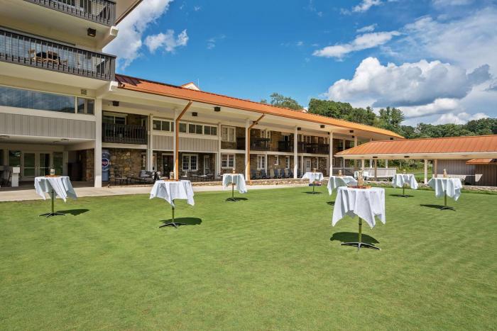 waynesville inn and golf club tapestry collection by hilton