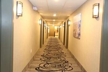 red carpet inn elmwood park