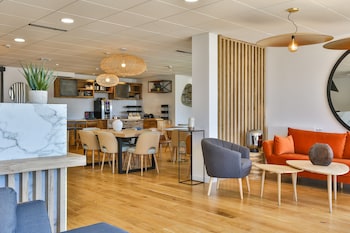 hotel and spa face a la mer