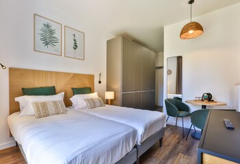 hotel and spa face a la mer