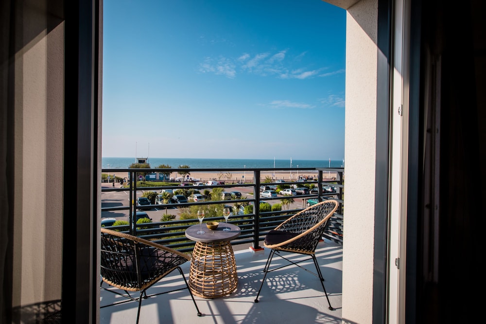 hotel and spa face a la mer