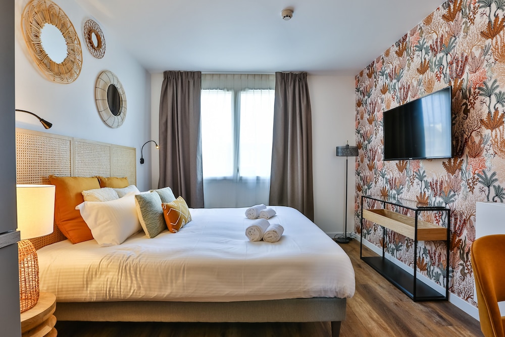 hotel and spa face a la mer