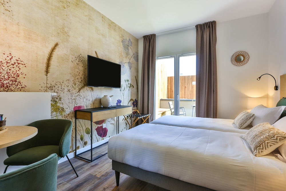 hotel and spa face a la mer