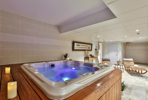 hotel and spa face a la mer