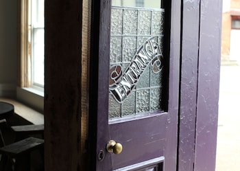 Black Lion Court,,3 star