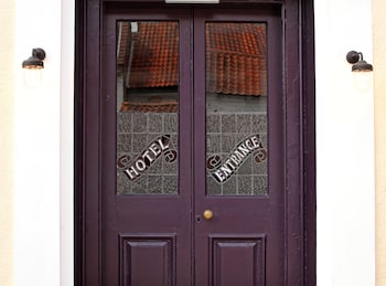 Black Lion Court,,3 star