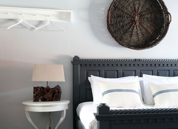 Black Lion Court,,3 star