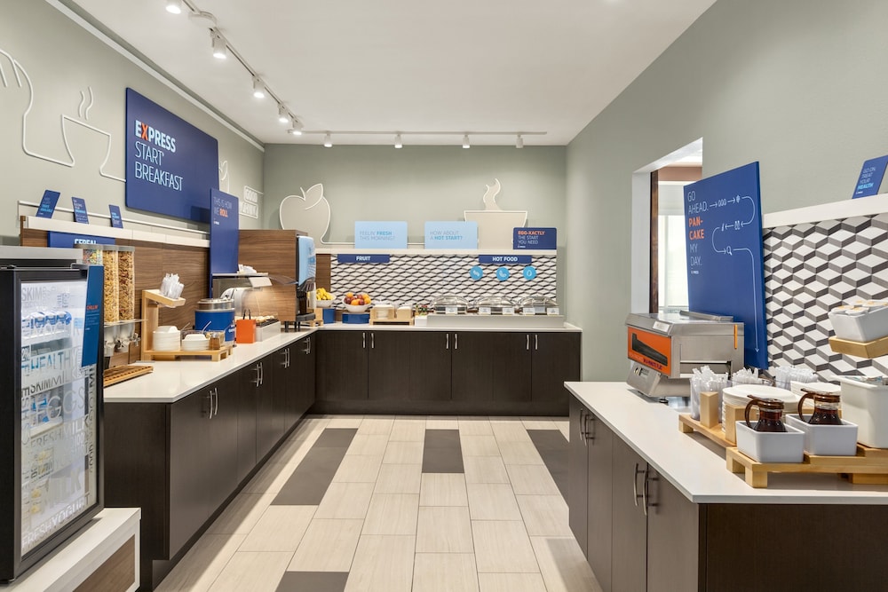holiday inn express and suites ft myers east the forum