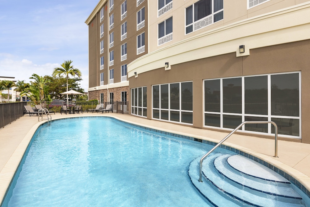 holiday inn express and suites ft myers east the forum