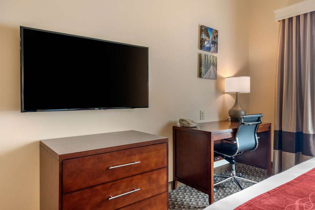 comfort inn and suites airport