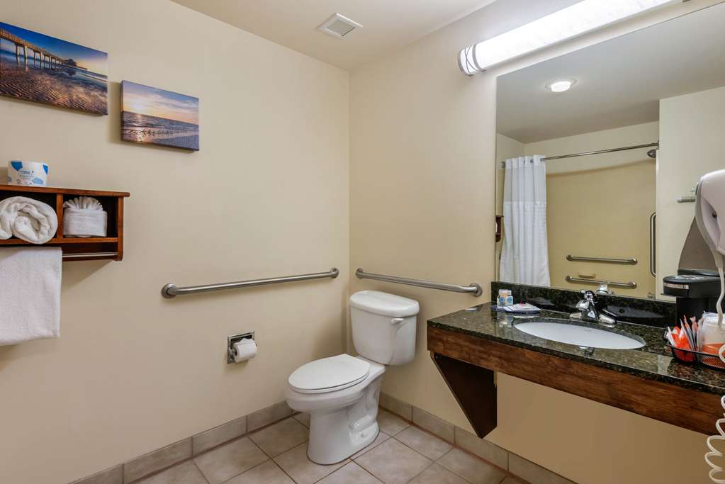comfort inn and suites airport
