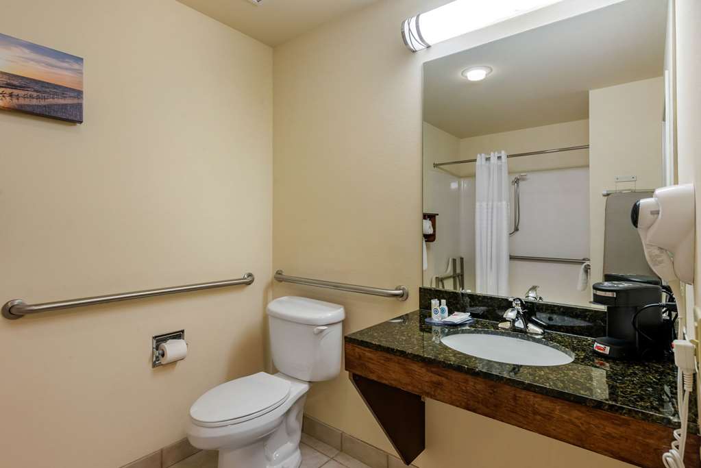 comfort inn and suites airport
