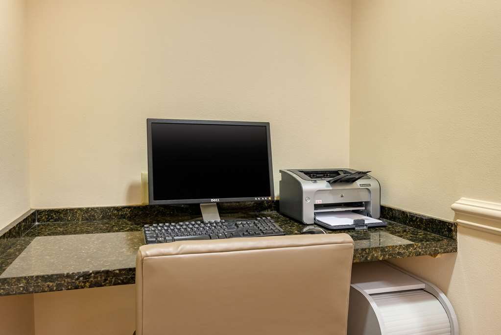 comfort inn and suites airport