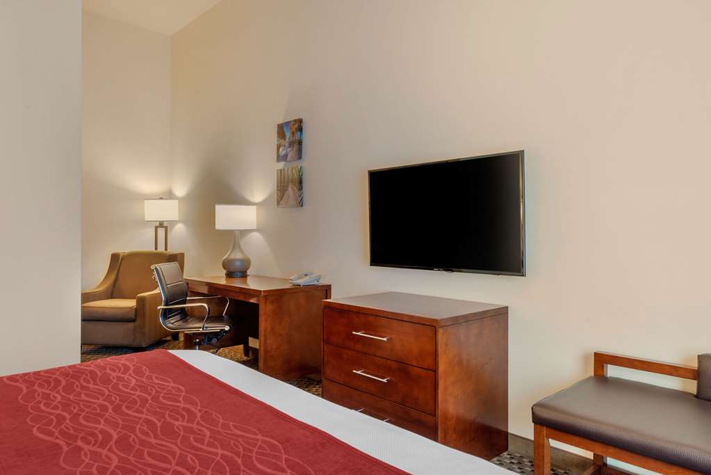 comfort inn and suites airport