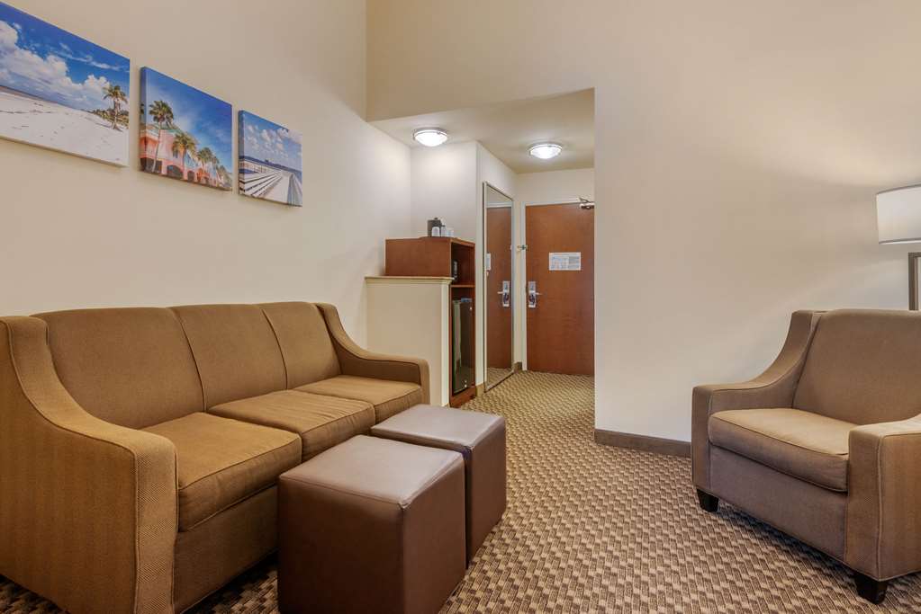 comfort inn and suites airport