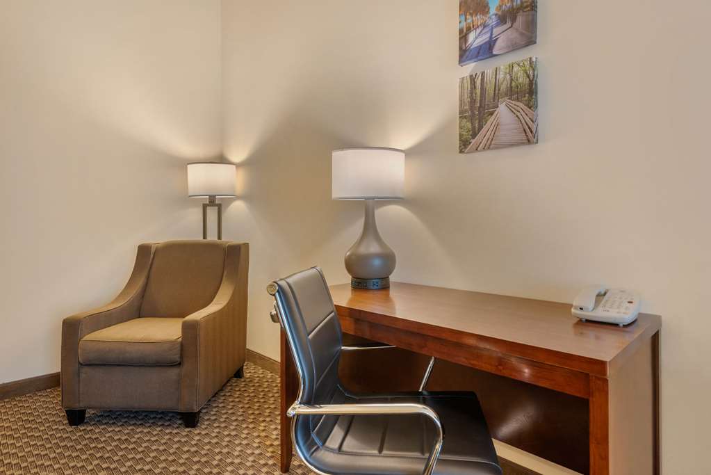 comfort inn and suites airport