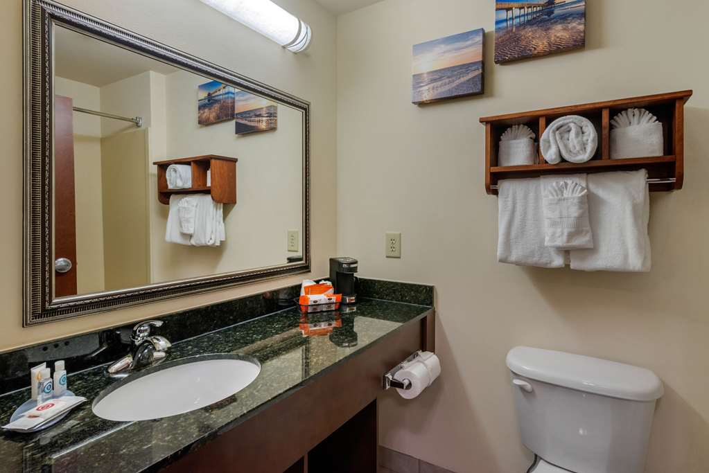 comfort inn and suites airport