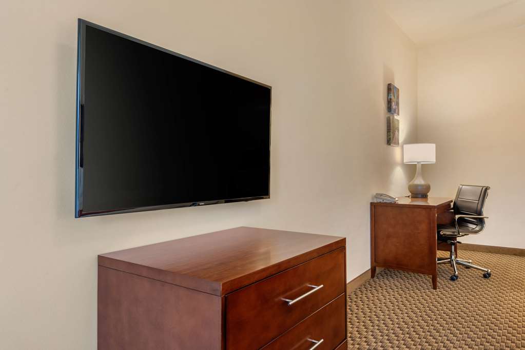 comfort inn and suites airport