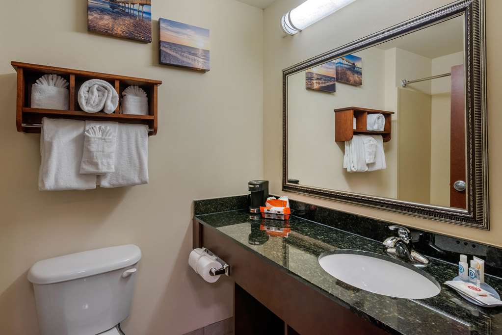 comfort inn and suites airport