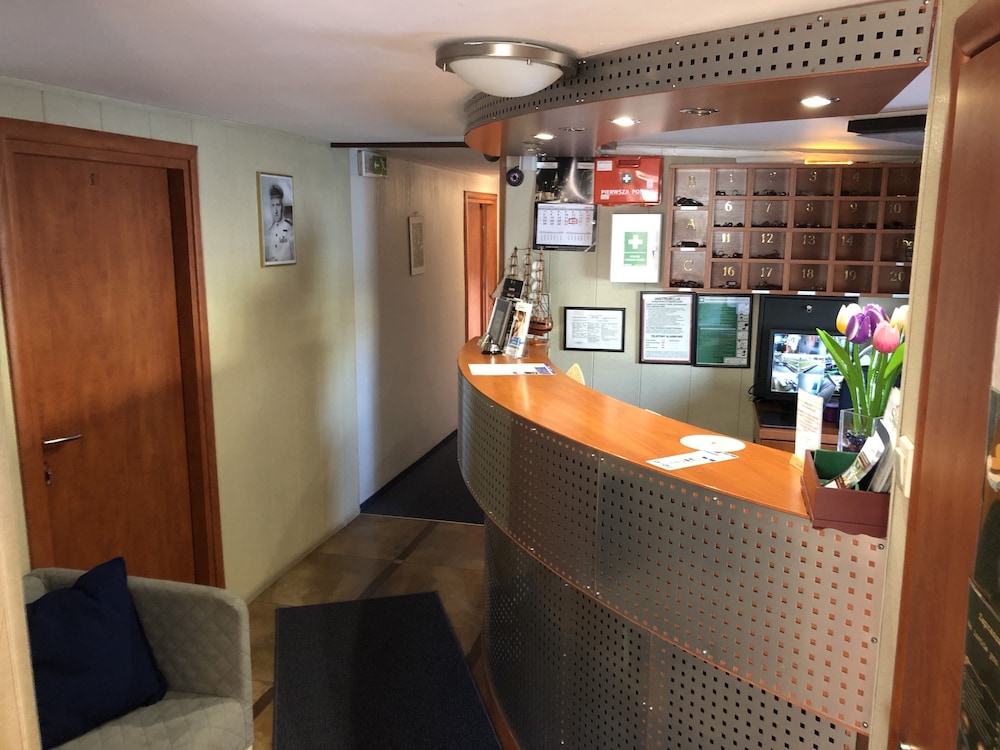 the boat hostelandchill