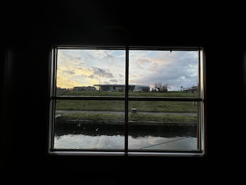 the boat hostelandchill