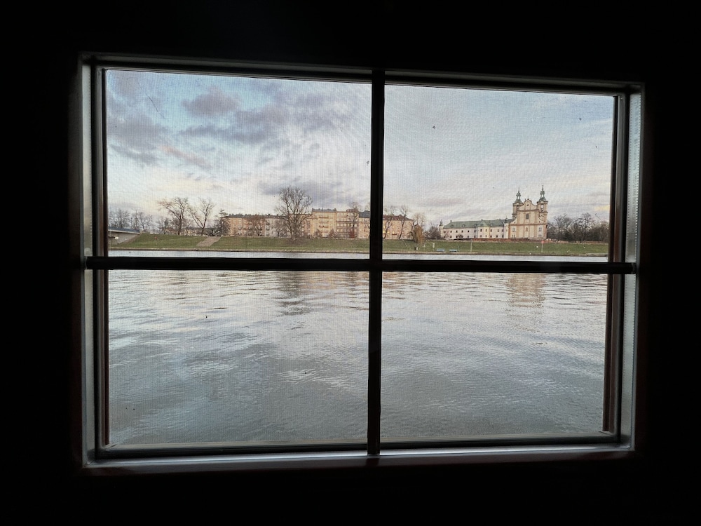 the boat hostelandchill