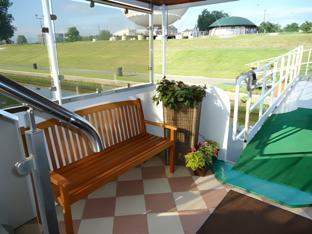 the boat hostelandchill