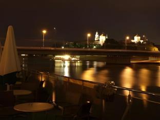 the boat hostelandchill