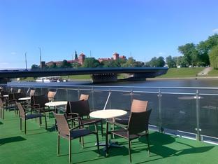 the boat hostelandchill