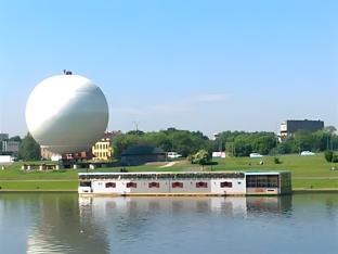 the boat hostelandchill