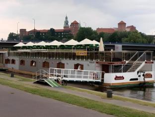 the boat hostelandchill