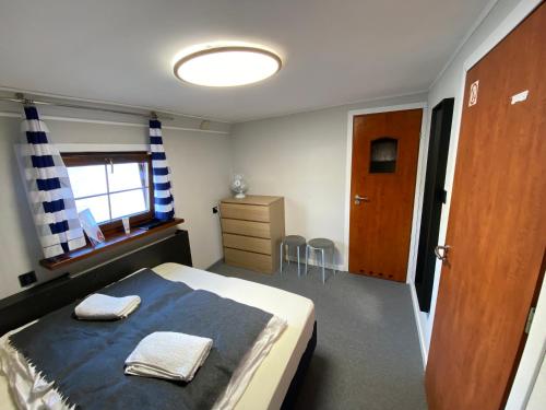 the boat hostelandchill