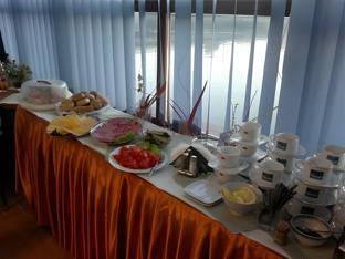 the boat hostelandchill