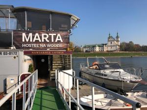 the boat hostelandchill