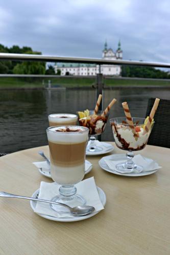 the boat hostelandchill