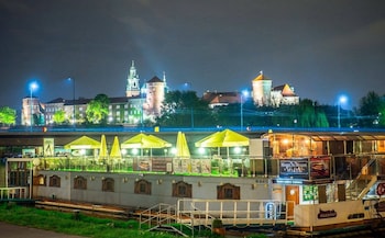 the boat hostelandchill