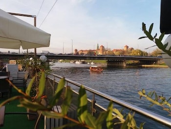 the boat hostelandchill