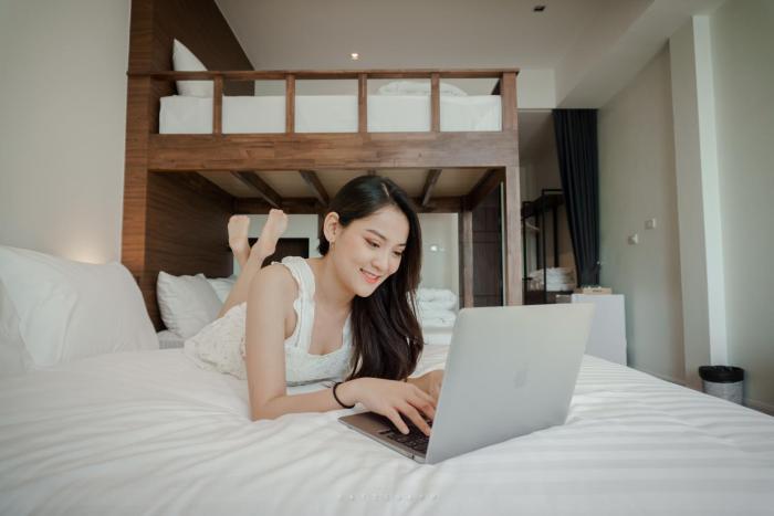 play poshtel and cafe